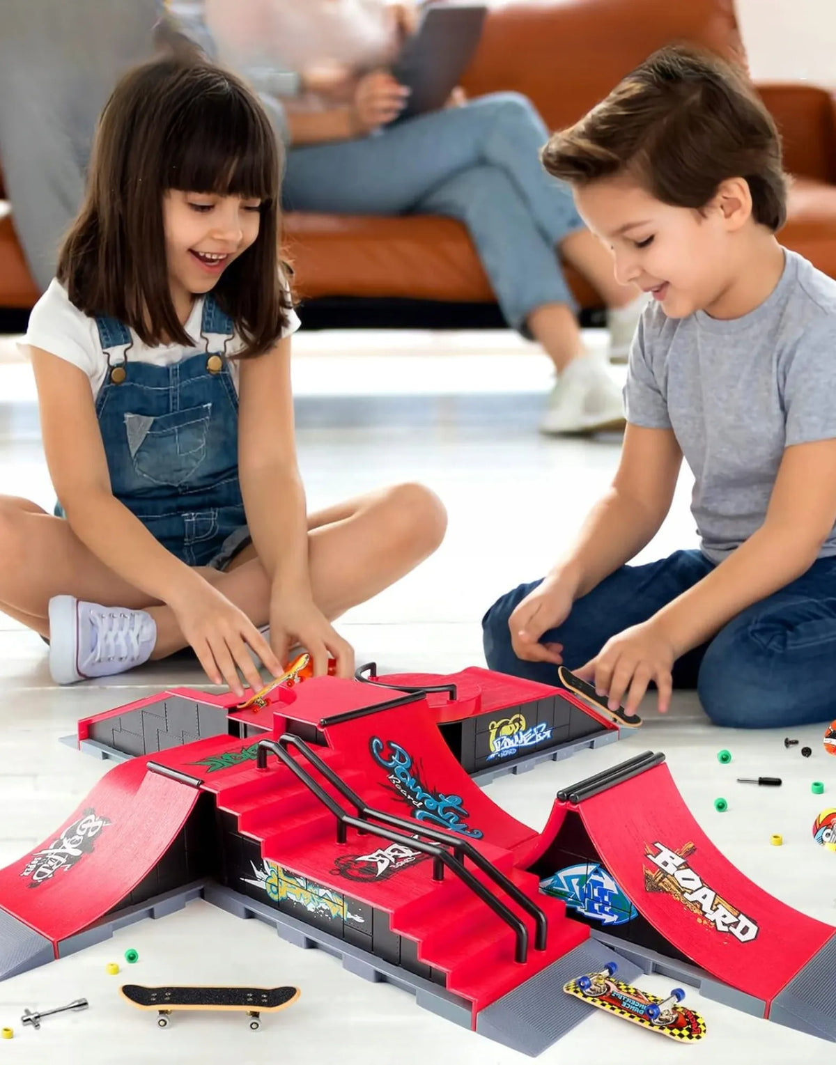 „Fingerboard“ skateparko rinkinys 6 viename vaikams: 6 rampos, 6 mini riedlentės ir stovelis