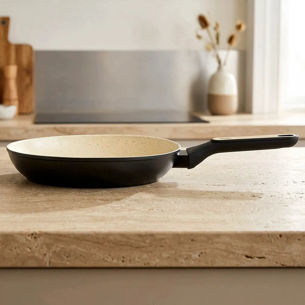 Granitinė keptuvė kepimui ir troškinimui Vilde Creamtica, skirta dujinėms ir indukcinėms viryklėms, 28 cm