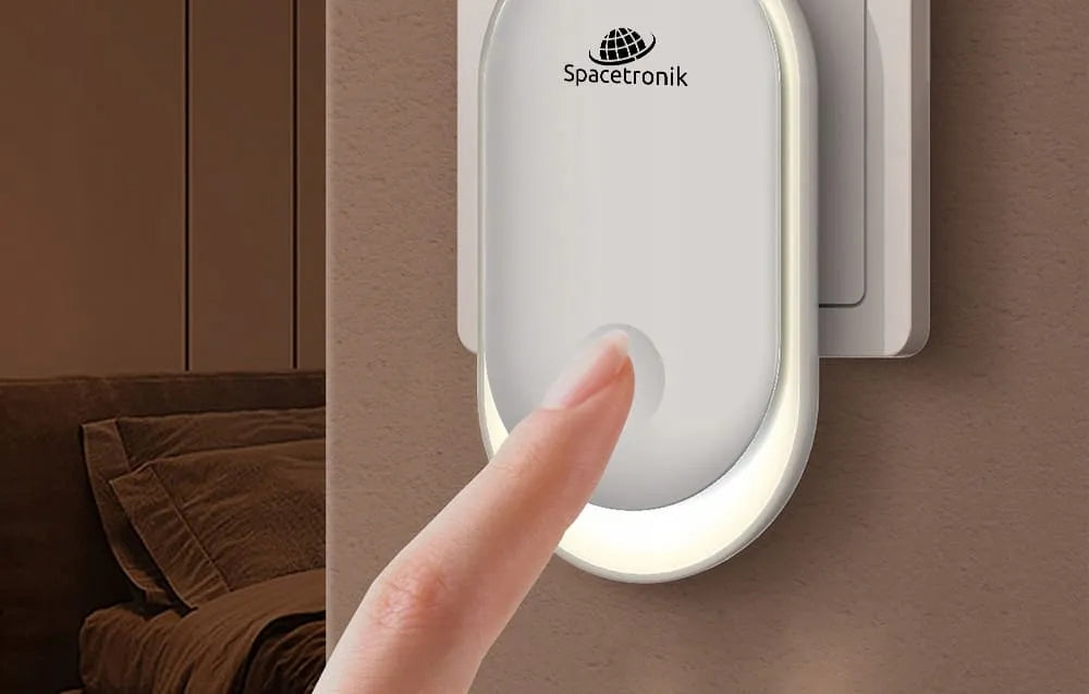 Išmanusis naktinis šviestuvas į kištukinį lizdą su jutikliu Spacetronik NIGHT LIGHT baltas