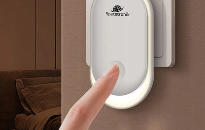 Išmanusis naktinis šviestuvas į kištukinį lizdą su jutikliu Spacetronik NIGHT LIGHT baltas