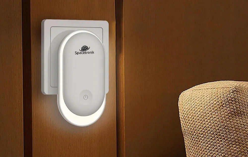 Išmanusis naktinis šviestuvas į kištukinį lizdą su jutikliu Spacetronik NIGHT LIGHT baltas