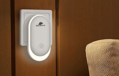 Išmanusis naktinis šviestuvas į kištukinį lizdą su jutikliu Spacetronik NIGHT LIGHT baltas