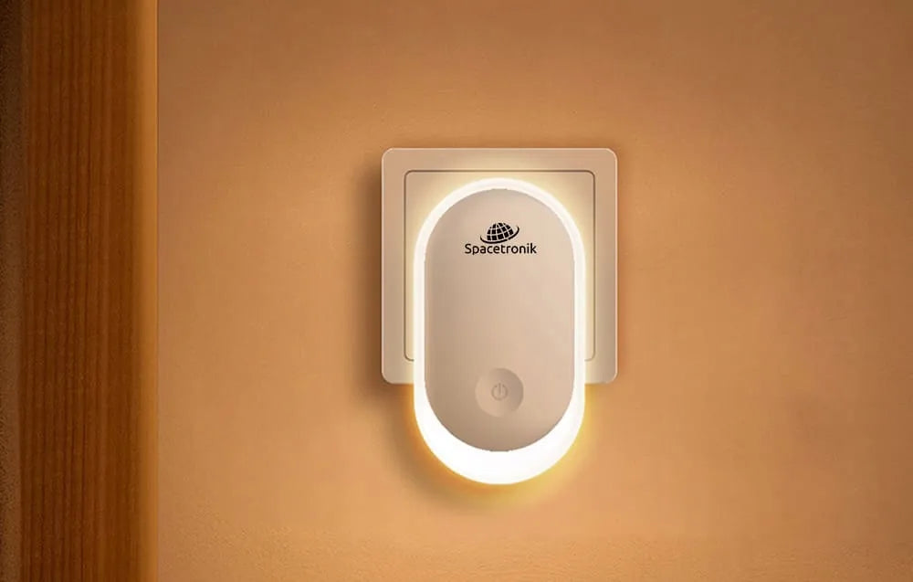 Išmanusis naktinis šviestuvas į kištukinį lizdą su jutikliu Spacetronik NIGHT LIGHT baltas
