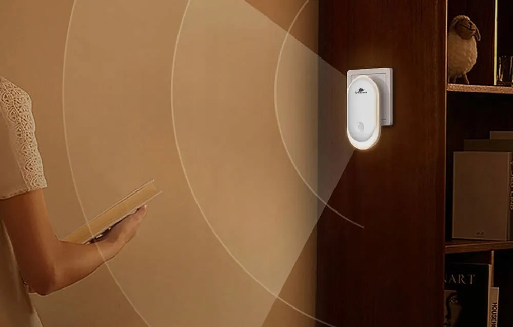 Išmanusis naktinis šviestuvas į kištukinį lizdą su jutikliu Spacetronik NIGHT LIGHT baltas
