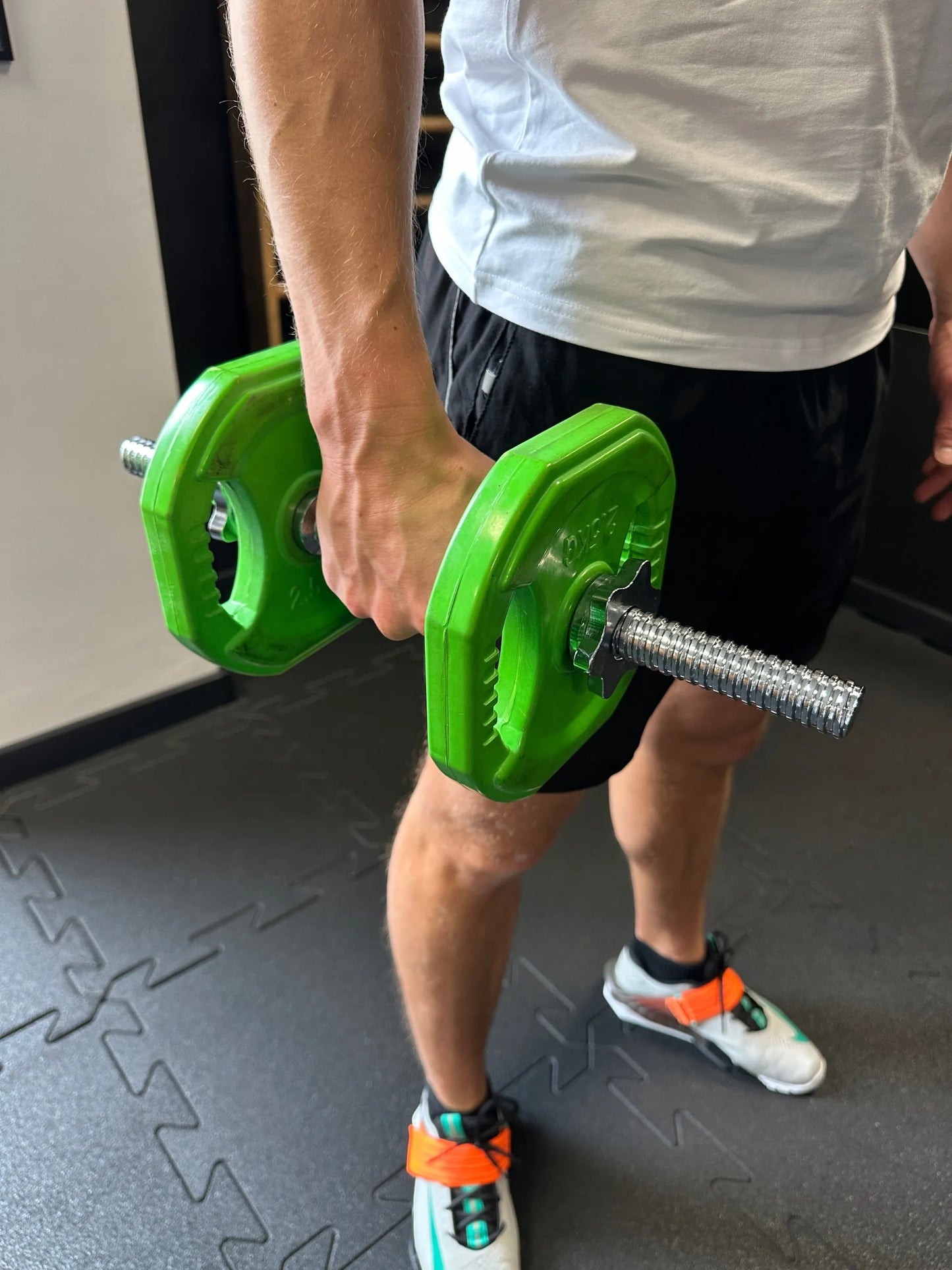 MuscleForge hantelių grifas 45 cm, 25-28 mm su spaustukais