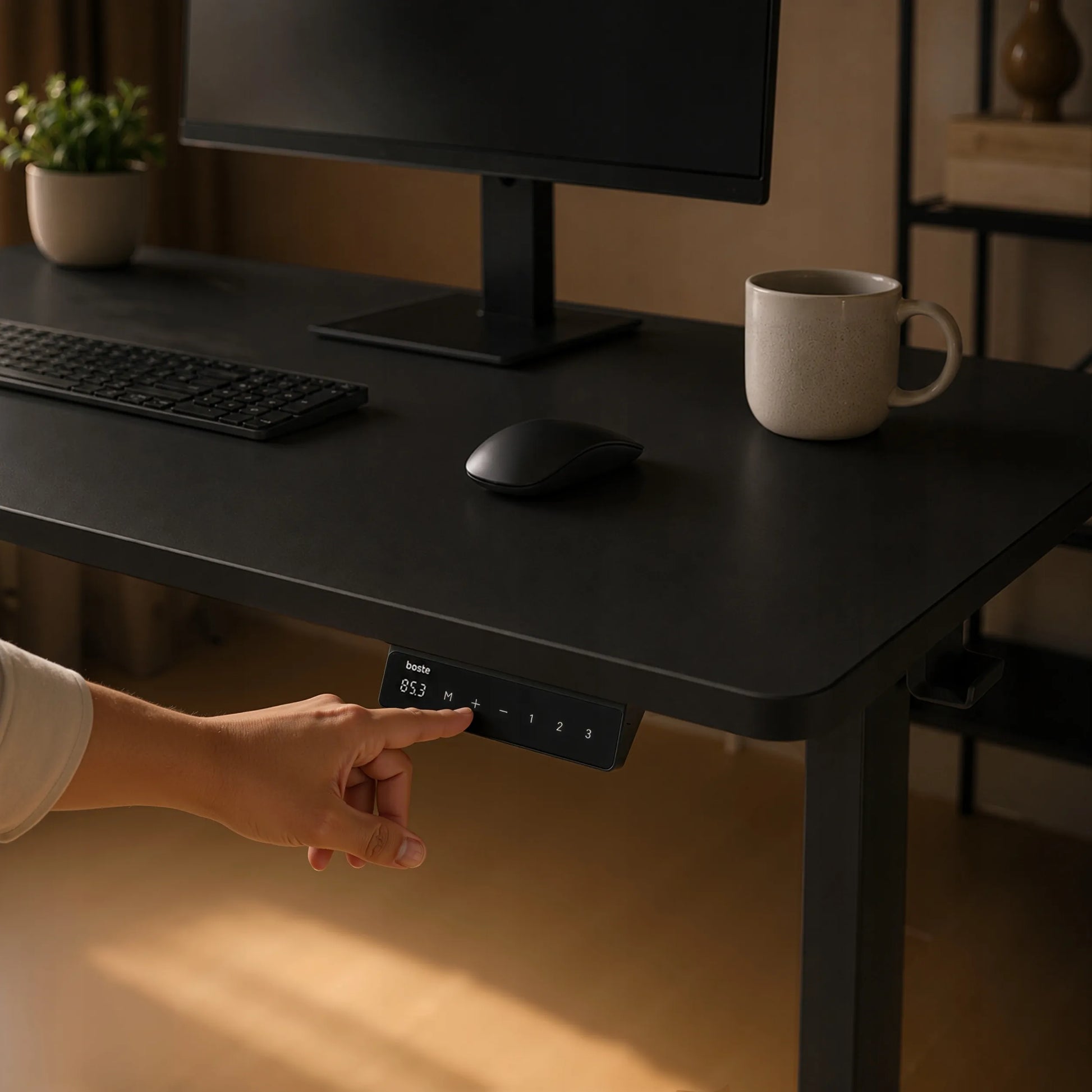Reguliuojamo aukščio elektrinis kompiuterio stalas BOSTE, 73–118 cm, juodas