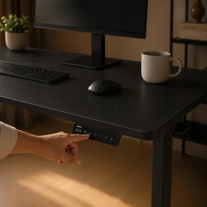Reguliuojamo aukščio elektrinis kompiuterio stalas BOSTE, 73–118 cm, juodas