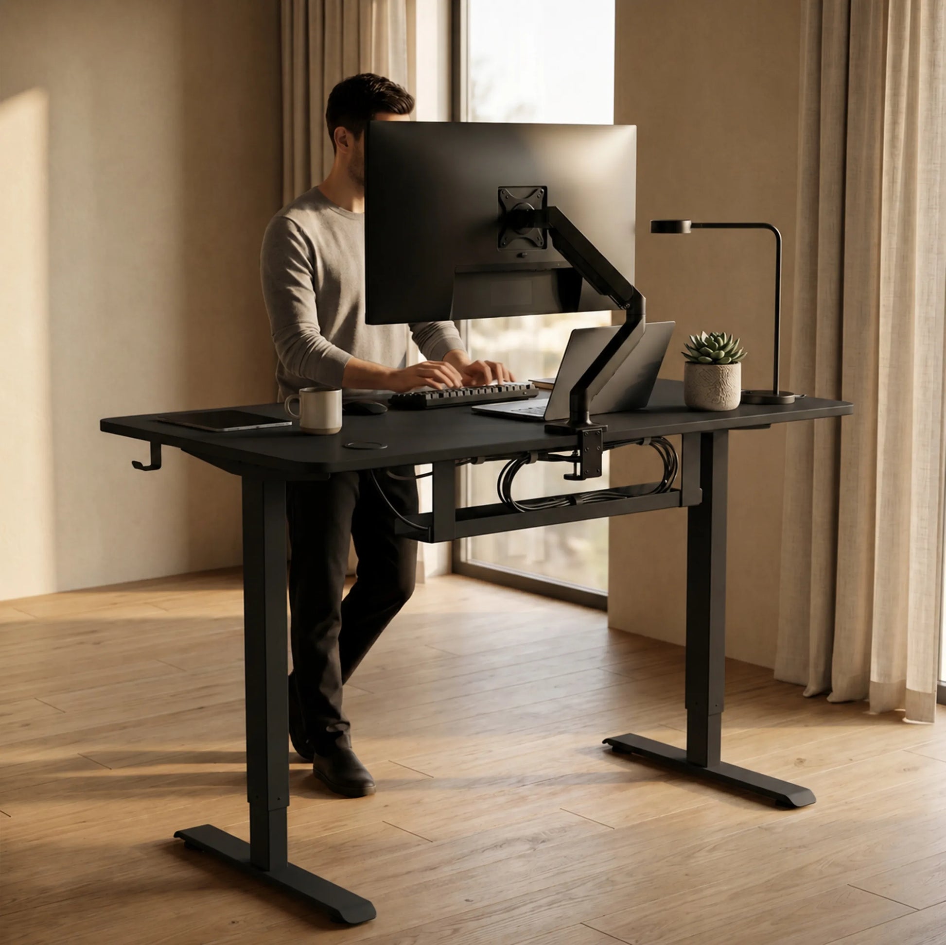 Reguliuojamo aukščio elektrinis kompiuterio stalas BOSTE, 73–118 cm, juodas