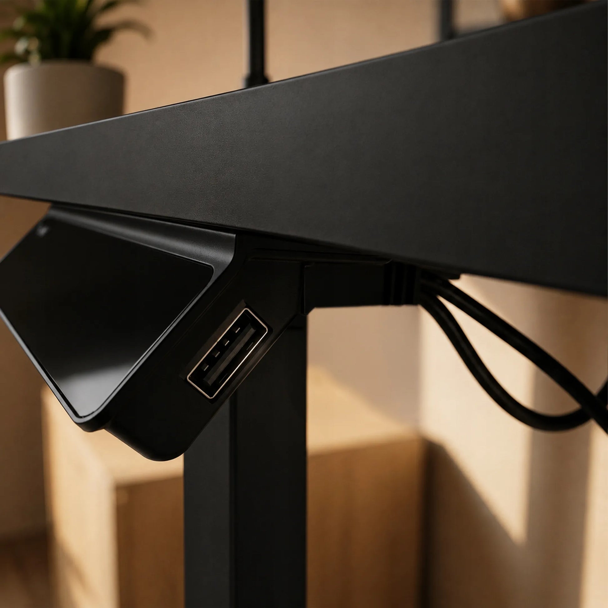 Reguliuojamo aukščio elektrinis kompiuterio stalas BOSTE, 73–118 cm, juodas