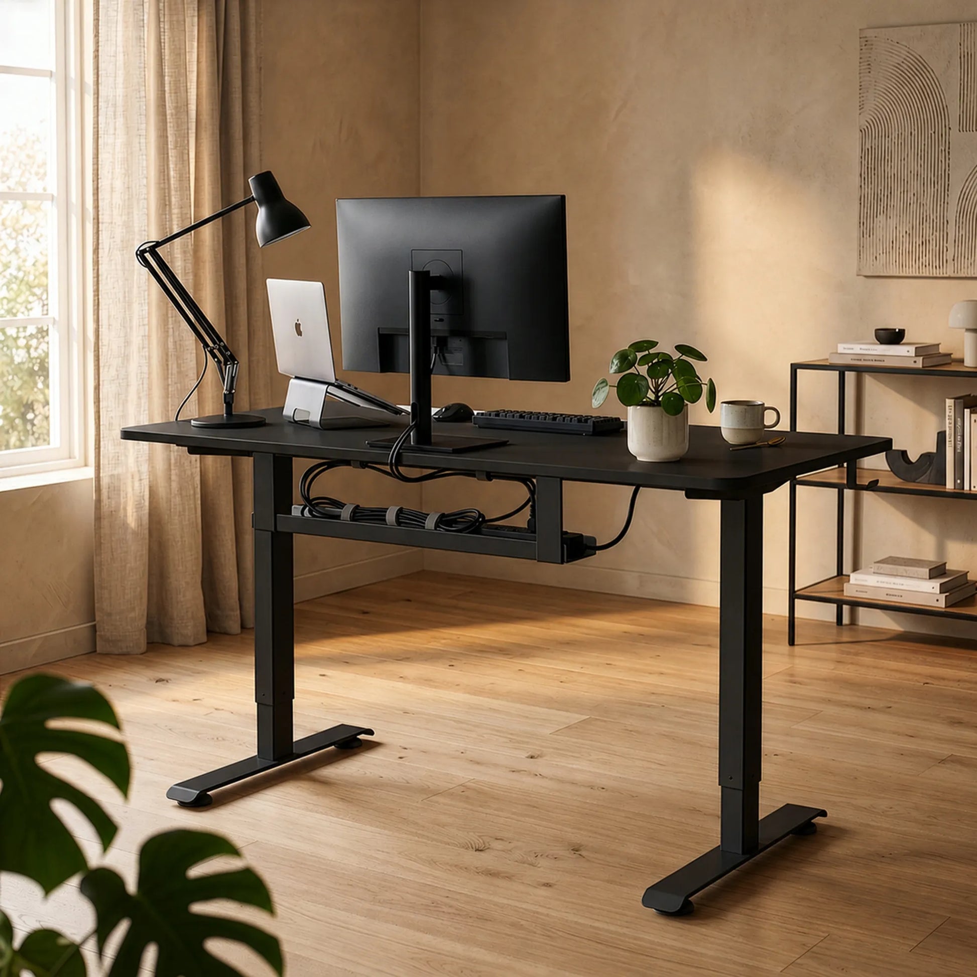 Reguliuojamo aukščio elektrinis kompiuterio stalas BOSTE, 73–118 cm, juodas