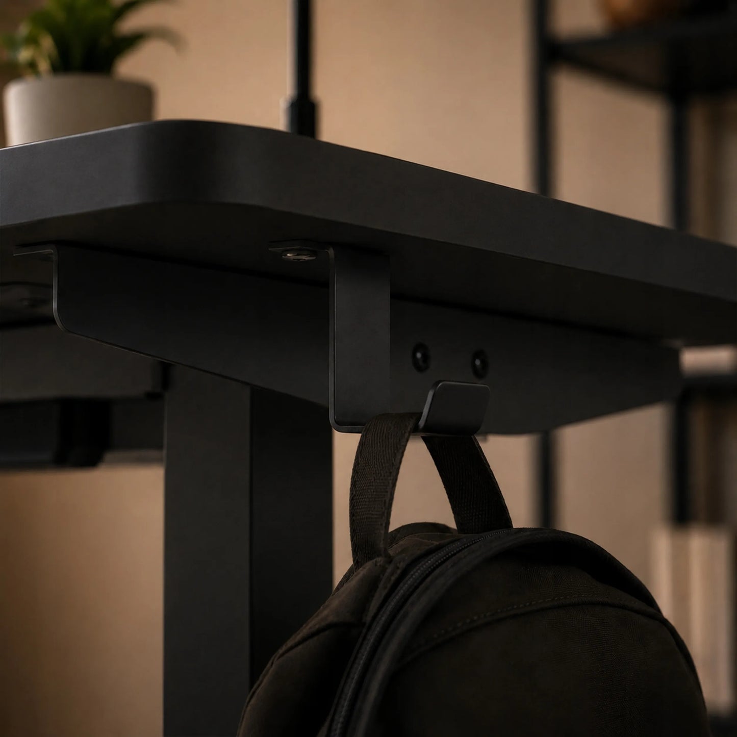 Reguliuojamo aukščio elektrinis kompiuterio stalas BOSTE, 73–118 cm, juodas