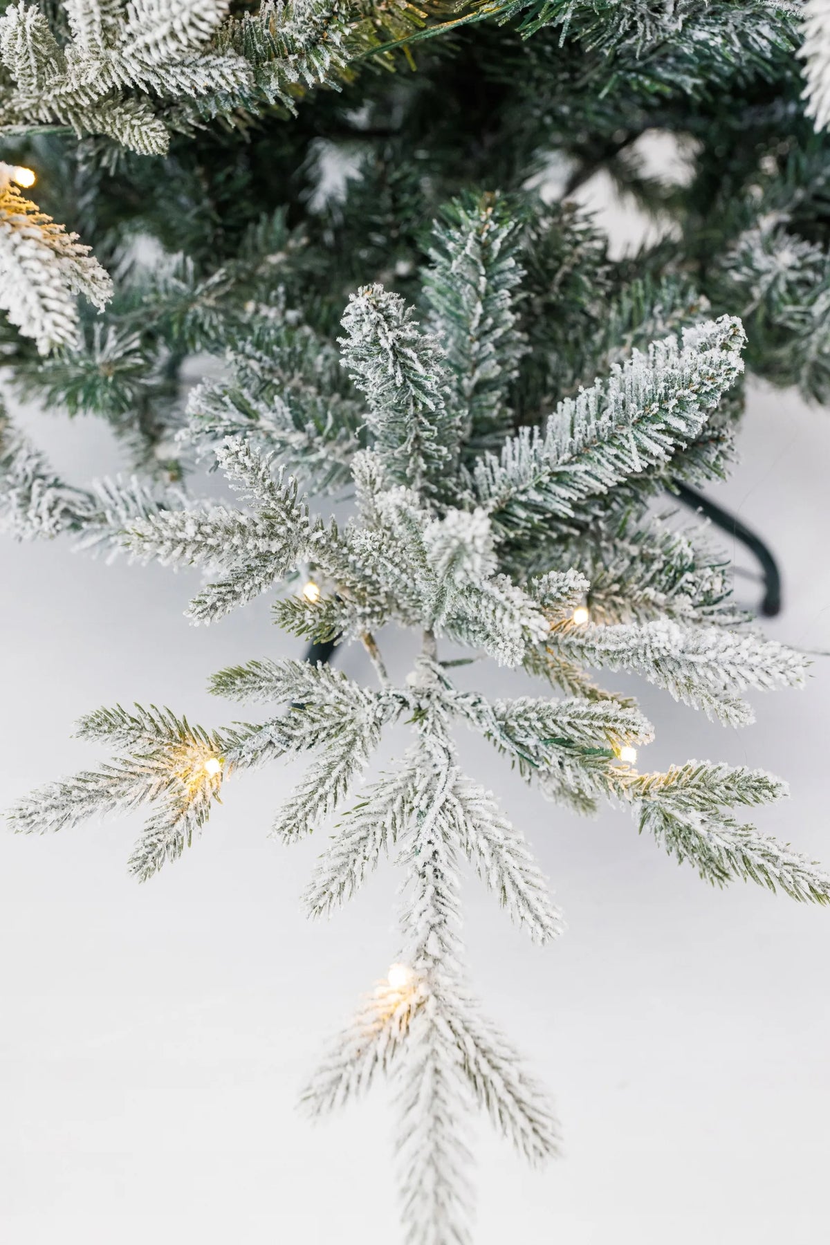 „Snowy“ arktinė eglė PE + PVC, 2,25 m, su integruota girlianda