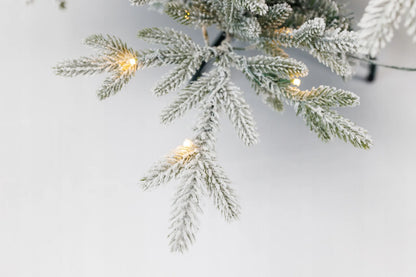 „Snowy“ arktinė eglė PE + PVC, 2,25 m, su integruota girlianda