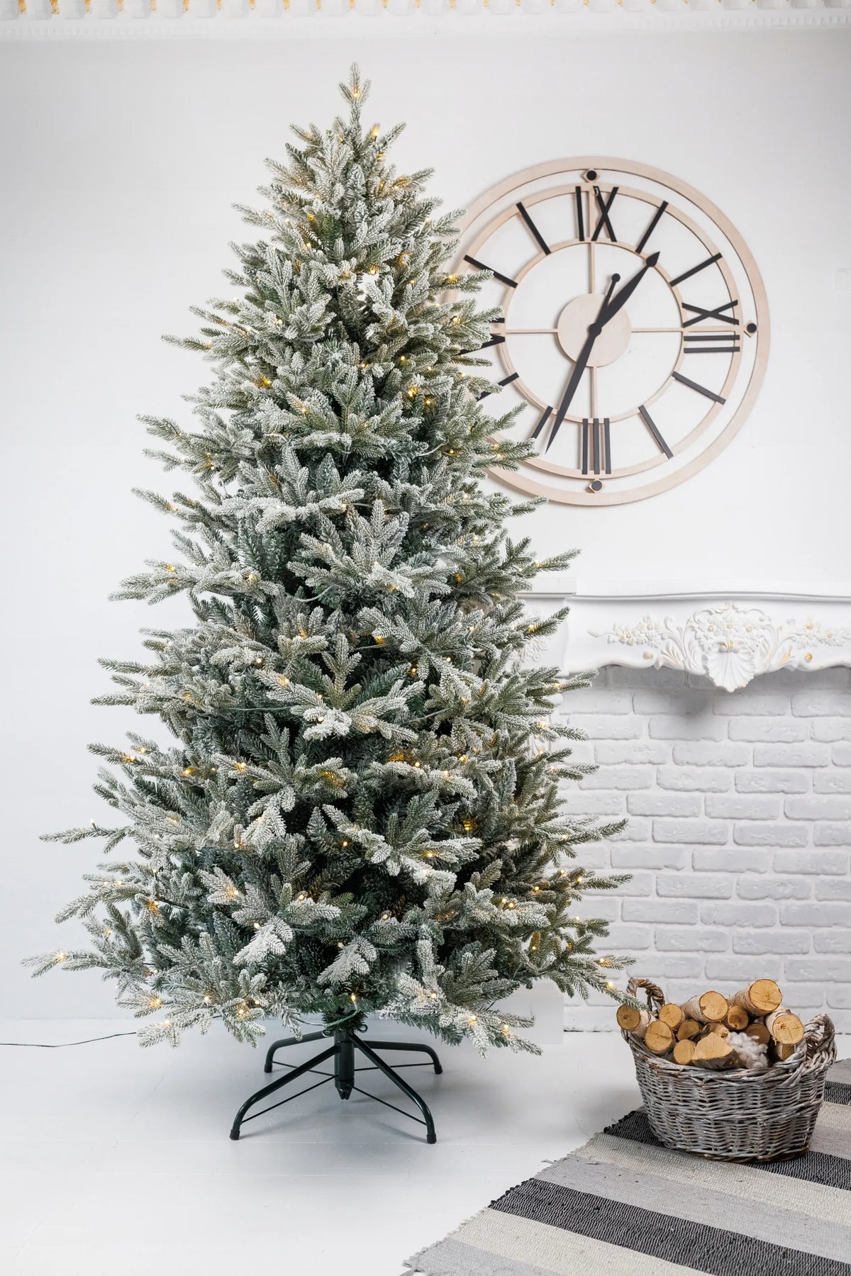 „Snowy“ arktinė eglė PE + PVC, 2,25 m, su integruota girlianda