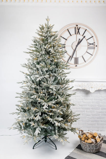 „Snowy“ arktinė eglė PE + PVC, 2,25 m, su integruota girlianda