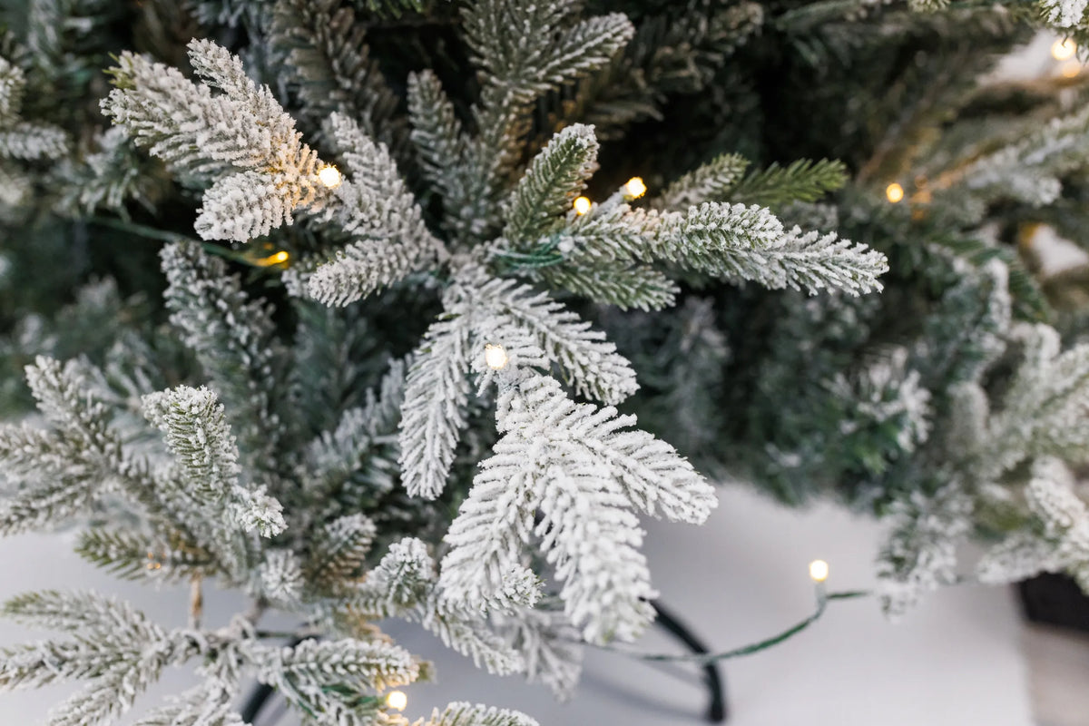 „Snowy“ arktinė eglė PE + PVC, 2,25 m, su integruota girlianda