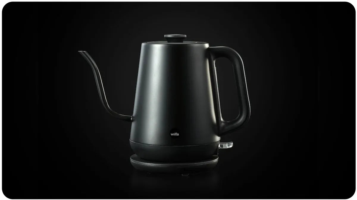 Wilfa Pour Kettle Black – juodas kompaktiškas elektrinis virdulys su ilgu snapeliu, skandinaviško dizaino