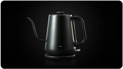 Wilfa Pour Kettle Black – juodas kompaktiškas elektrinis virdulys su ilgu snapeliu, skandinaviško dizaino
