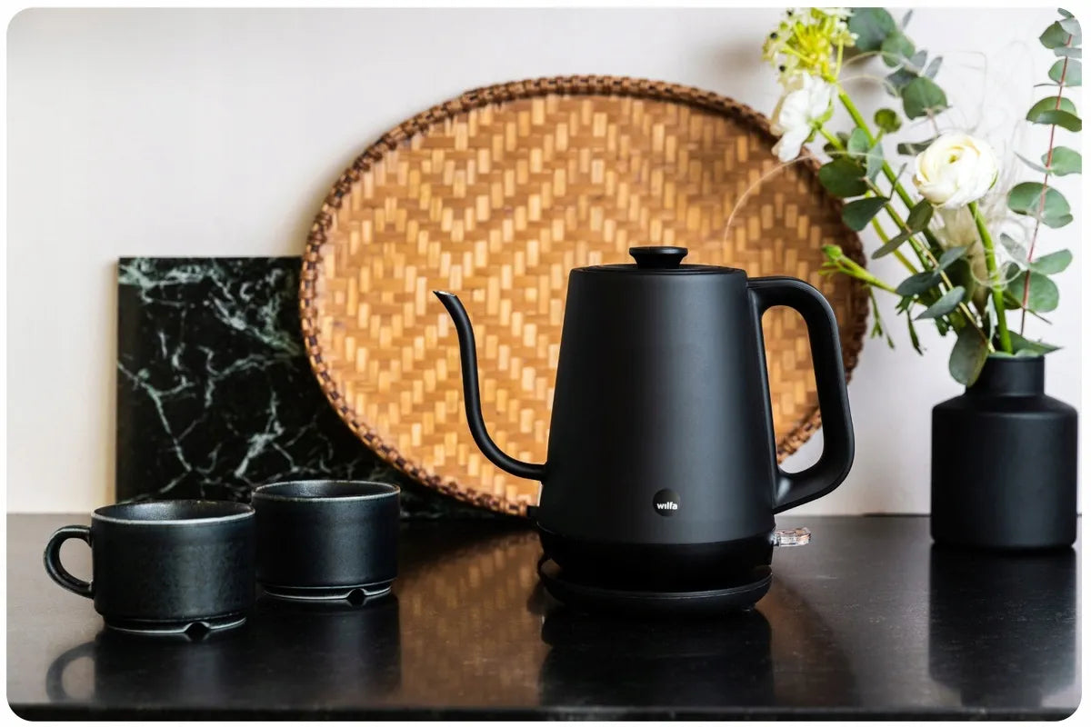 Wilfa Pour Kettle Black – juodas kompaktiškas elektrinis virdulys su ilgu snapeliu, skandinaviško dizaino