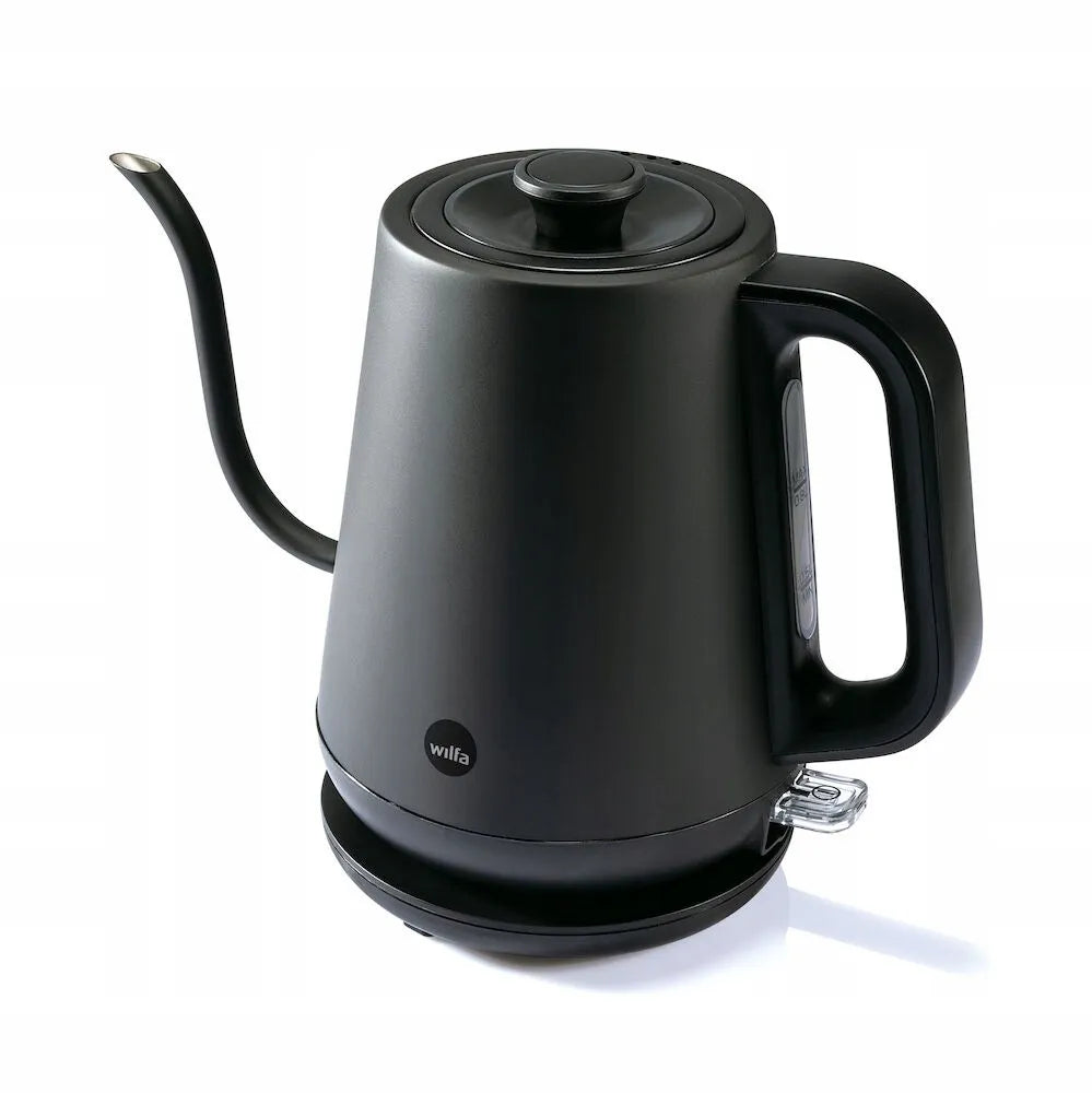 Wilfa Pour Kettle Black – juodas kompaktiškas elektrinis virdulys su ilgu snapeliu, skandinaviško dizaino